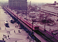 1970年代のホテルと周辺。左は京急線、右は国鉄川崎駅