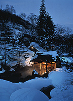 山深い温泉は、冬には真っ白な世界に