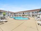 Days Inn & Suites by Wyndham Roseville/Detroit Area