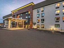 La Quinta Inn & Suites by Wyndham Hartford  Bradley Airport