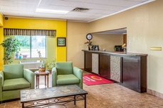 Econo Lodge Inn & Suites