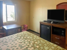 Econo Lodge Inn & Suites