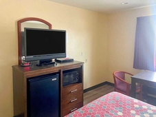 Econo Lodge Inn & Suites