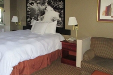 Econo Lodge Inn & Suites