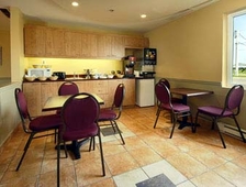 Super 8 by WyndhamMontreal QC