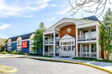 Econo Lodge Inn & Suites