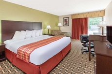 Days Inn & Suites by Wyndham Madison Heights MI