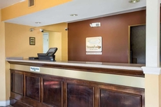 Econo Lodge Inn & Suites