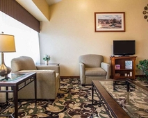 Marshfield Inn & Suites