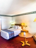 Econo Lodge Inn & Suites