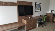 Holiday Inn Express & Suites Lake Forest, an IHG Hotel