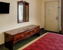 Econo Lodge Inn & Suites