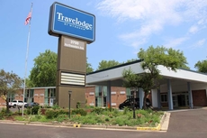 Travelodge by Wyndham Water’s Edge Hotel  Racine