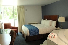 Travelodge by Wyndham Water’s Edge Hotel  Racine