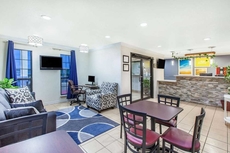 Days Inn & Suites by Wyndham Braunig Lake