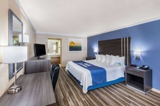 Days Inn & Suites by Wyndham Braunig Lake