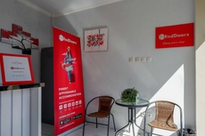 RedDoorz near Padang Golf Adisucipto