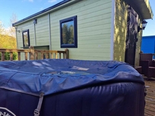 Glamping Hut - Riverview 5