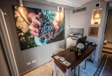 Uve Rooms & Wine Bar