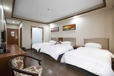 Yibai Liangpin Hotel (Darunfa Store, Shijia South Road, Jiashan County)