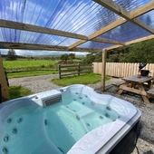 Forest View Cottage - Private Hot Tub