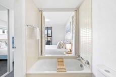 Lux Waterfront - Prime Location Pool Gym Sauna