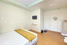 Adipura Guesthouse Syariah Mitra RedDoorz near Terminal Nganjuk