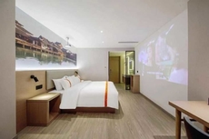 Shell Hotel (Jingjiang Taihe Wuyue Plaza Bus Station)