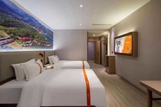 Shell Hotel (Jingjiang Taihe Wuyue Plaza Bus Station)