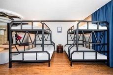 Binjiang Yizhan Hotel