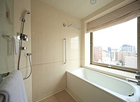 京の街を眺めながらの入浴は格別(一部客室)