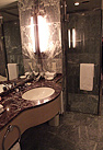 バスルームは大理石を多用したゴージャスな空間