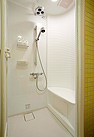 レインドロップ式シャワーが人気のバスルーム