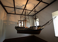 吹き抜けの廊下に吊り下げられた帆船の模型