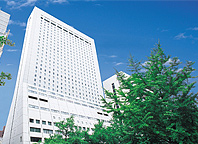 心斎橋駅のま上に白くそびえる建物がホテル日航大阪