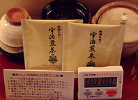 客室に京都の老舗・辻利のお茶を。煎れ方案内も